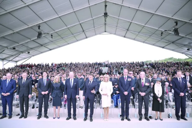 Batılı liderler dün Fransa'nın kuzeyinde, Normandiya çıkarmasının 80. yıldönümünü andı. Zelenskiy etkinliğe eşi ile katıldı (AP)