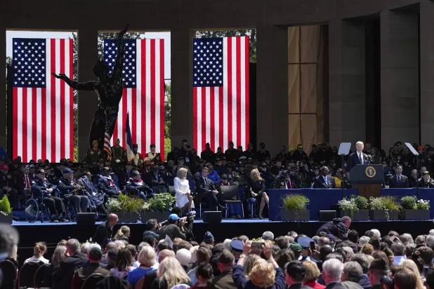 الرئيس الأميركي جو بايدن خلال إلقاء خطبة في ذكرى الإنزال (أ.ب)