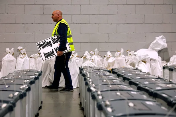 جانب من الاستعدادات للانتخابات الأوروبية في دبلن، الخميس (رويترز)