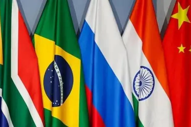 أعلام الدول الخمس الأولى في «بريكس» (أ.ف.ب)