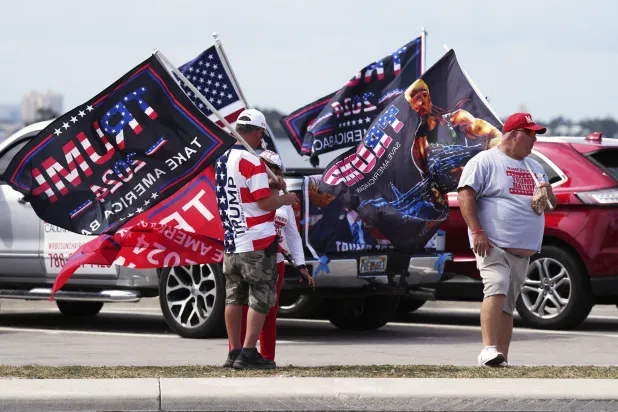 مؤيدون للرئيس السابق دونالد ترمب في بالم بيتش بفلوريدا (أ.ب)