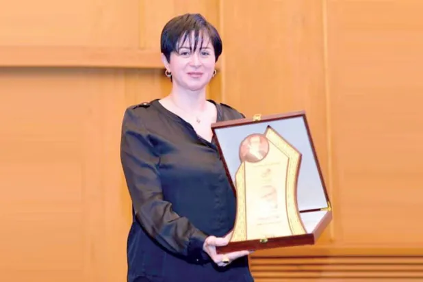 تتسلم درع تكريم والدها في احتفال جمعية كتاب ونقاد السينما بيوبيلها الذهبي (حسابها على {فيسبوك})