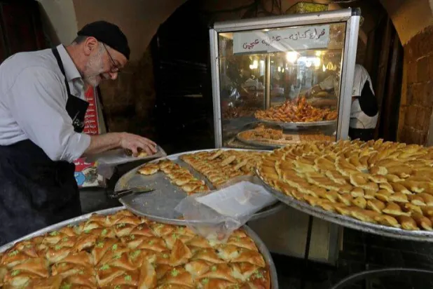 صانع حلويات في مدينة صيدا بجنوب لبنان (أ.ف.ب)