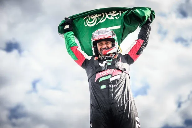 يزيد الراجحي يحتفل بعد التتويج بلقب رالي ديسافيو (الشرق الأوسط)