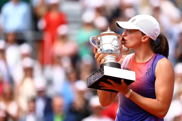 شفيونتيك تقبل الكأس الغالية (رويترز)