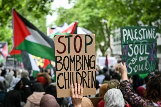 لافتة مكتوب عليها «أوقفوا قصف الأطفال» خلال مظاهرة دعم لفلسطين في وسط لندن السبت (أ.ف.ب)