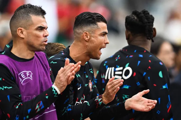 رونالدو يحفز زملاءه من مقاعد البدلاء (أ.ف.ب)