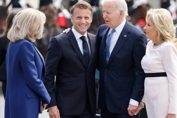 Emmanuel ve Brigitte Macron, Joe ve Jill Biden'ı Zafer Takı yakınında karşıladı (AP)