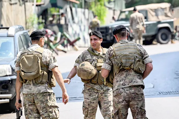 سربازان لبنانی در اطراف سفارت آمریکا در عوکر پس از حمله به آن مستقر شدند (فرانس پرس)