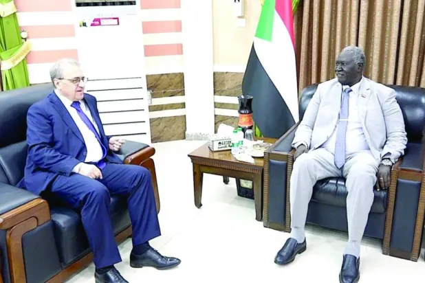 نائب رئيس مجلس السيادة السوداني مالك عقار مستقبلاً المبعوث الروسي ميخائيل بوغدانوف في أثناء زيارة سابقة للسودان (صفحة مجلس السيادة)