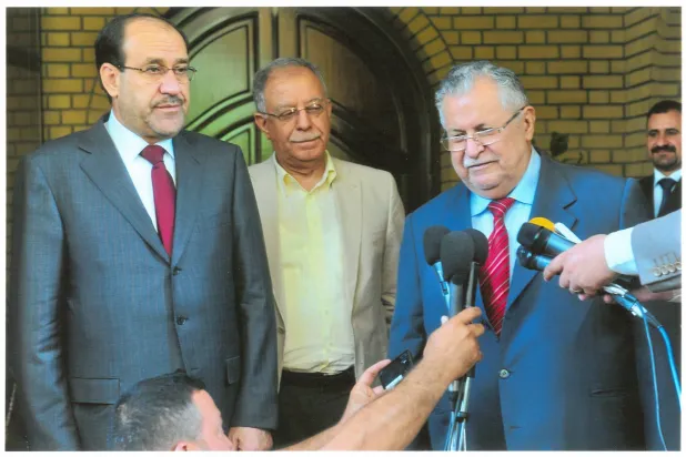 فخري كريم بين طالباني والمالكي في بغداد (أرشيف فخري كريم)