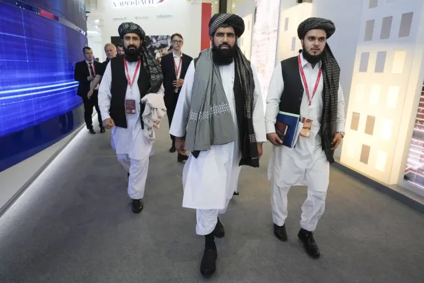 عبد الحنان عمري القائم بأعمال وزير العمل والشؤون الاجتماعية في حكومة أفغانستان التي تديرها «طالبان» (وسط) وممثلو «طالبان» يصلون إلى «منتدى سانت بطرسبرغ الاقتصادي الدولي» في سانت بطرسبرغ بروسيا في الخميس 6 يونيو 2024 (أ.ب)