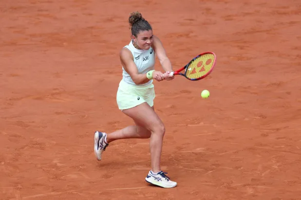 جاسمين باوليني تشعر بخيبة أمل عقب خسارتها نهائي الزوجي لبطولة فرنسا المفتوحة (أ.ف.ب)