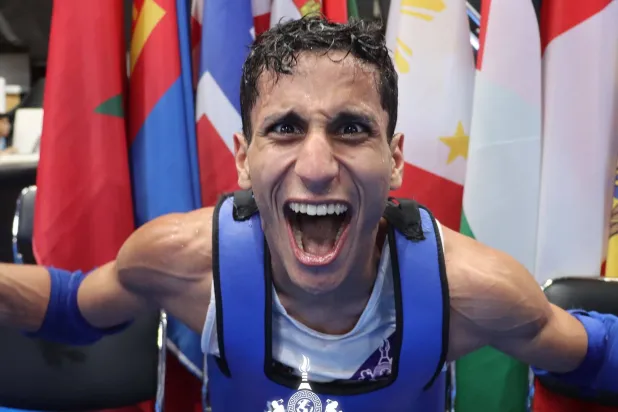 العامودي محتفلا بإنجازه العالمي (الشرق الأوسط)