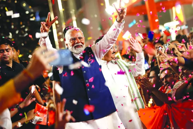 مودي لدى وصوله إلى مقر حزبه بعد الإعلان عن نتائج الانتخابات بنيودلهي في 4 يونيو (إ.ب.أ)