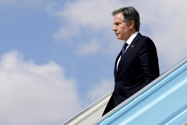 وزير الخارجية الأميركي أنتوني بلينكن خلال وصوله إلى تل أبيب في 16 أكتوبر (تشرين الأول) 2023 (أ.ب)