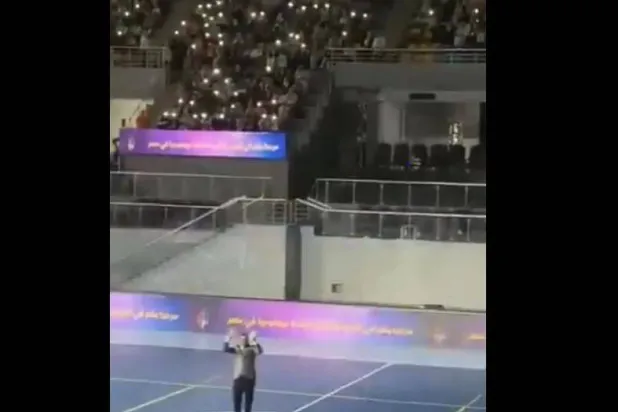 صورة من مقطع الفيديو المتداول للمدرس فى الصالة الرياضية 