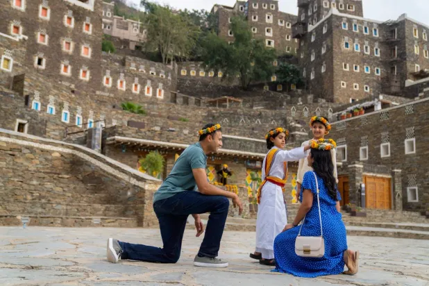 سياح في أحد المناطق التراثية بمنطقة عسير جنوب السعودية (وزارة السياحة)