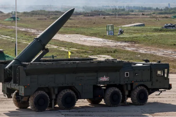 صاروخ إسكندر على عربة إطلاق خلال المنتدى العسكري الدولي خارج موسكو عام 2022 (رويترز)