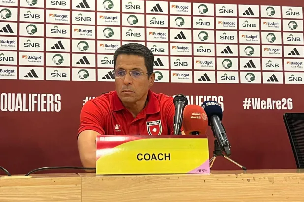 الحسين عموتة المدير الفني لمنتخب الأردن في المؤتمر الصحافي (الشرق الأوسط)