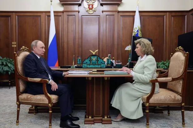 الرئيس الروسي فلاديمير بوتين لدى اجتماعه مع مفوضة حقوق الإنسان في روسيا تاتيانا موسكالكوفا بموسكو الاثنين (أ.ف.ب)