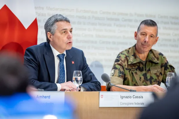 وزير الخارجية السويسري إغنازيو كاسيس وقائد القوات المسلحة السويسرية دانيال كيلر خلال مؤتمر صحافي في برن الاثنين حول مؤتمر السلام في أوكرانيا (رويترز)