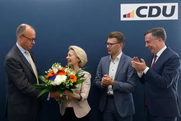 فون دير لاين وأعضاء في ائتلاف حزبها يحتفلون بنتائج الانتخابات الأوروبية (الاثنين) في برلين (أ.ف.ب)