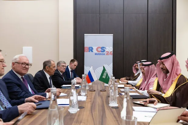 الأمير فيصل بن فرحان لدى لقائه الوزير سيرغي لافروف على هامش الاجتماع (الخارجية السعودية)