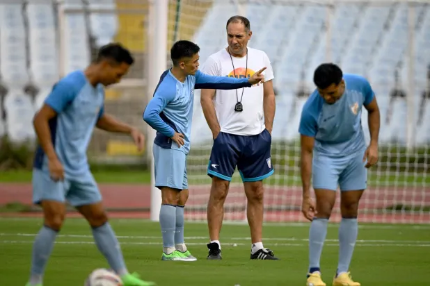 المدرب الكرواتي إيغور ستيماتش يقود تدريبات منتخب الهند استعداداً لمواجهة قطر (أ.ف.ب)