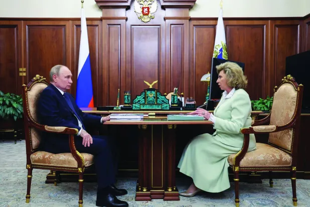 
الرئيس الروسي فلاديمير بوتين لدى اجتماعه مع مفوضة حقوق الإنسان في روسيا تاتيانا موسكالكوفا بموسكو أمس (أ.ف.ب)