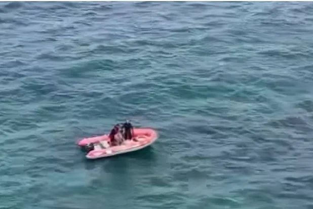 صورة مثبتة من مقطع فيديو لفرق الإنقاذ تقوم بانتشال جثة الطالبة