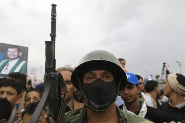 مسلح حوثي خلال حشد في صنعاء (إ.ب.أ)