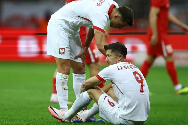 قائد بولندا أصيب في ركبته اليمنى واضطر لمغادرة الملعب (رويترز)