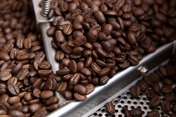 حبوب بُن بعد التحميص (رويترز)