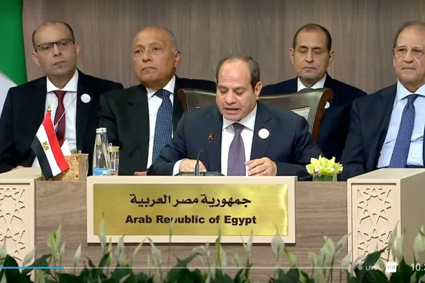 الرئيس المصري عبد الفتاح السيسي يلقي كلمة في مؤتمر الاستجابة الإنسانية الطارئة لدعم غزة في البحر الميت (رويترز)