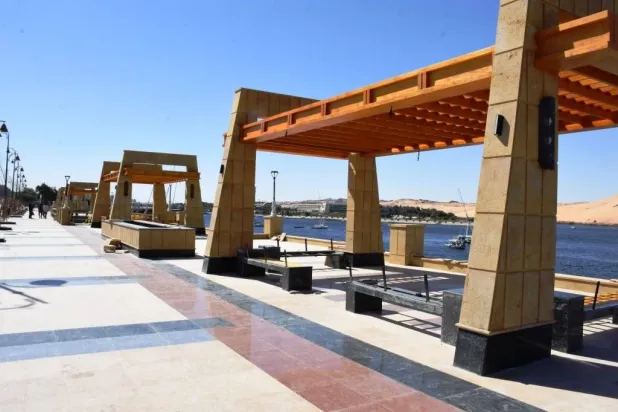 كورنيش أسوان خالٍ من المواطنين نهاراً بسبب ارتفاع درجة الحرارة (محافظة أسوان)