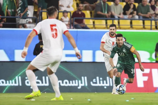 سالم الدوسري في صراع مع أحد لاعبي المنتخب الأردني (تصوير: يزيد السمراني)