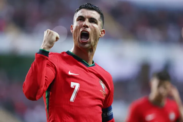 رونالدو محتفلاً بأحد هدفيه في مرمى المنتخب الإيرلندي (رويترز)