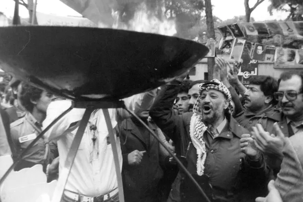 فخري كريم (الأول من اليمين) مع ياسر عرفات في بيروت (أرشيف فخري كريم)