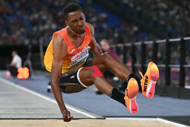 حقق دياز رقماً شخصياً جديداً بعدما سجل 17.96 متر في محاولته الرابعة (أ.ف.ب)