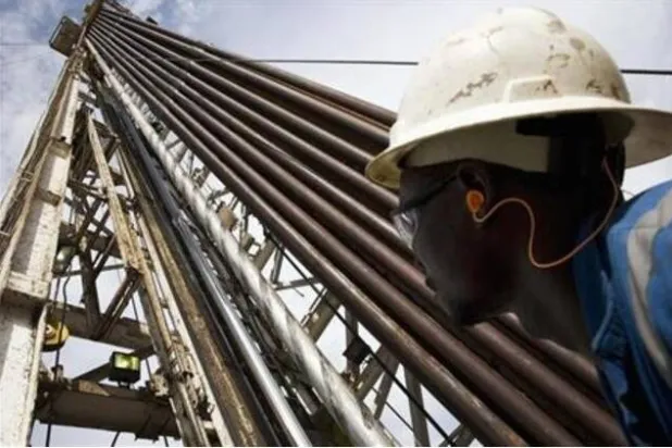 عامل في موقع تنقيب عن النفط بأوغندا (رويترز)