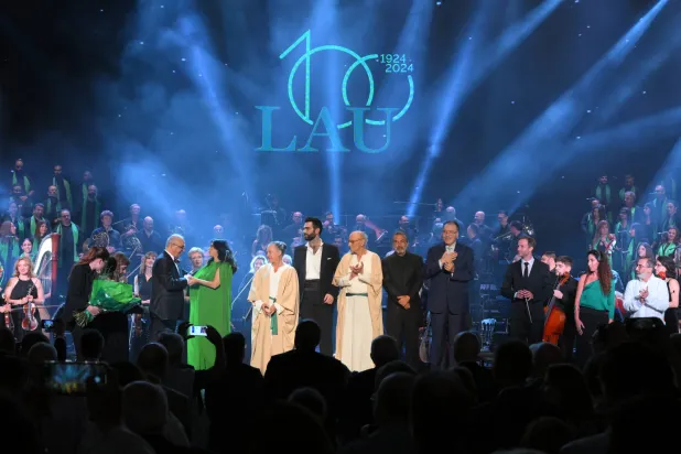 مَنْح هبة القواس درع مئوية الجامعة تقديراً لعطاءاتها (الجهة المنظّمة)