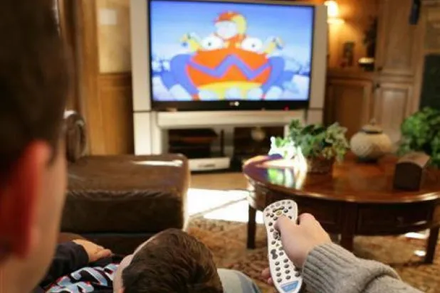 مشاهدة التلفزيون تؤثر سلباً على صحتك مع التقدم في العمر (رويترز)