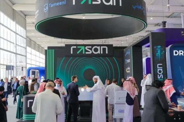 زوّار لجناح شركة «رسن» لتقنية المعلومات في أحد المعارض المقامة في السعودية (إكس)