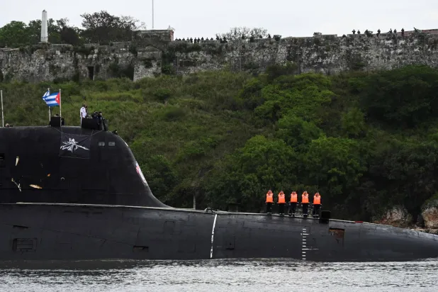 مشاة من البحرية الروسية يقفون حراساً فوق الغواصة النووية الروسية كازان التي تزور كوبا... ميناء هافانا 12 يونيو 2024 (أ.ف.ب)