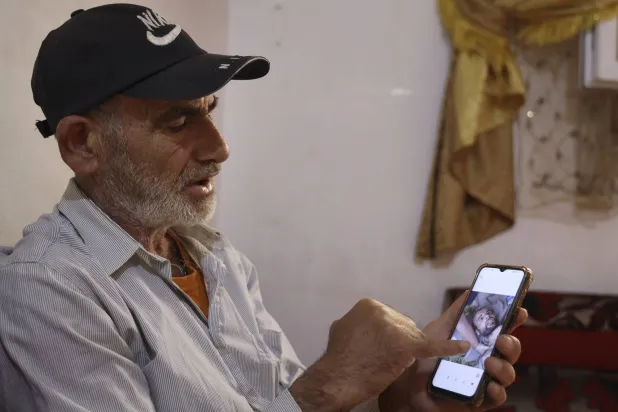 وليد عبد الباقي الذي دفع للمهربين كي يعود إلى إدلب من لبنان (أ.ب)