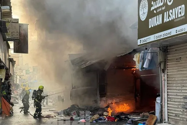 صورة متداولة للدفاع المدني أثناء إخماد الحريق