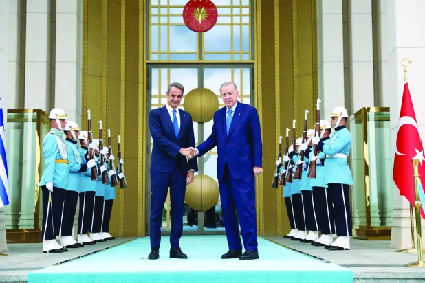 الرئيس التركي رجب طيب إردوغان ورئيس الوزراء اليوناني كيرياكوس ميتسوتاكيس عند مدخل القصر الرئاسي في أنقرة الاثنين (رويترز)