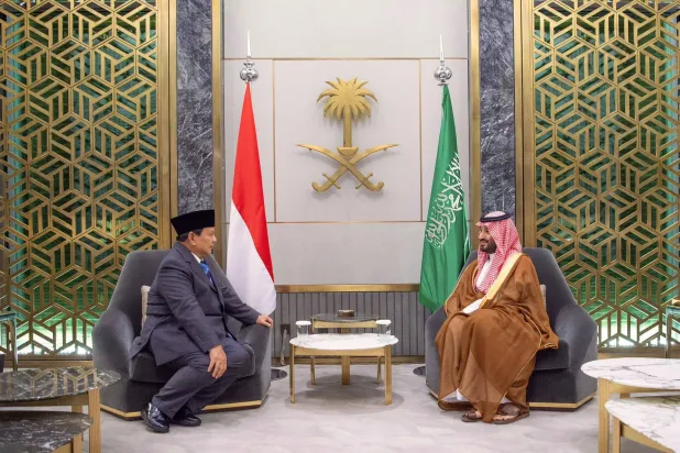 ولي العهد السعودي الأمير محمد بن سلمان لدى استقباله الرئيس الإندونيسي برابوو سوبيانتو في جدة (واس)