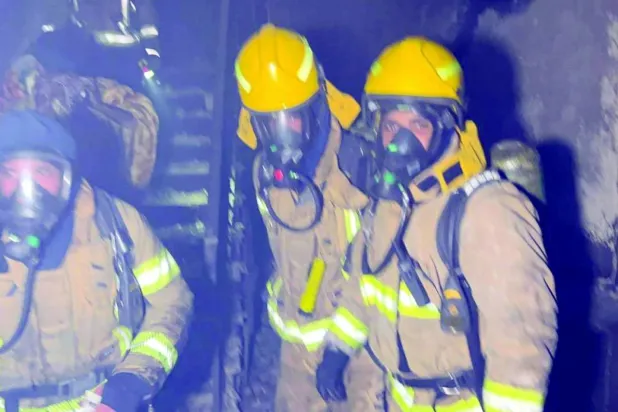 Yangına müdahale eden itfaiyeciler 